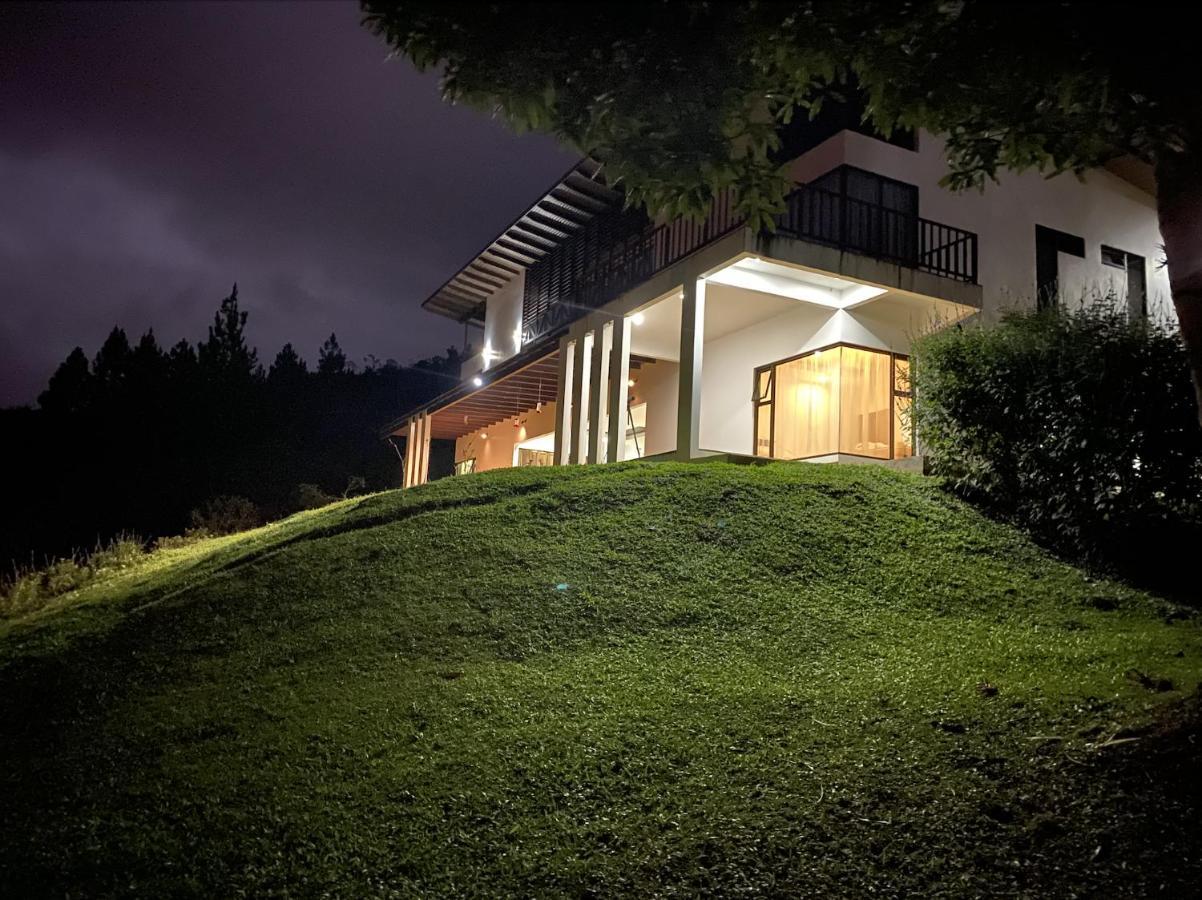 Arte De Plumas Birding Lodge Картаго Екстериор снимка